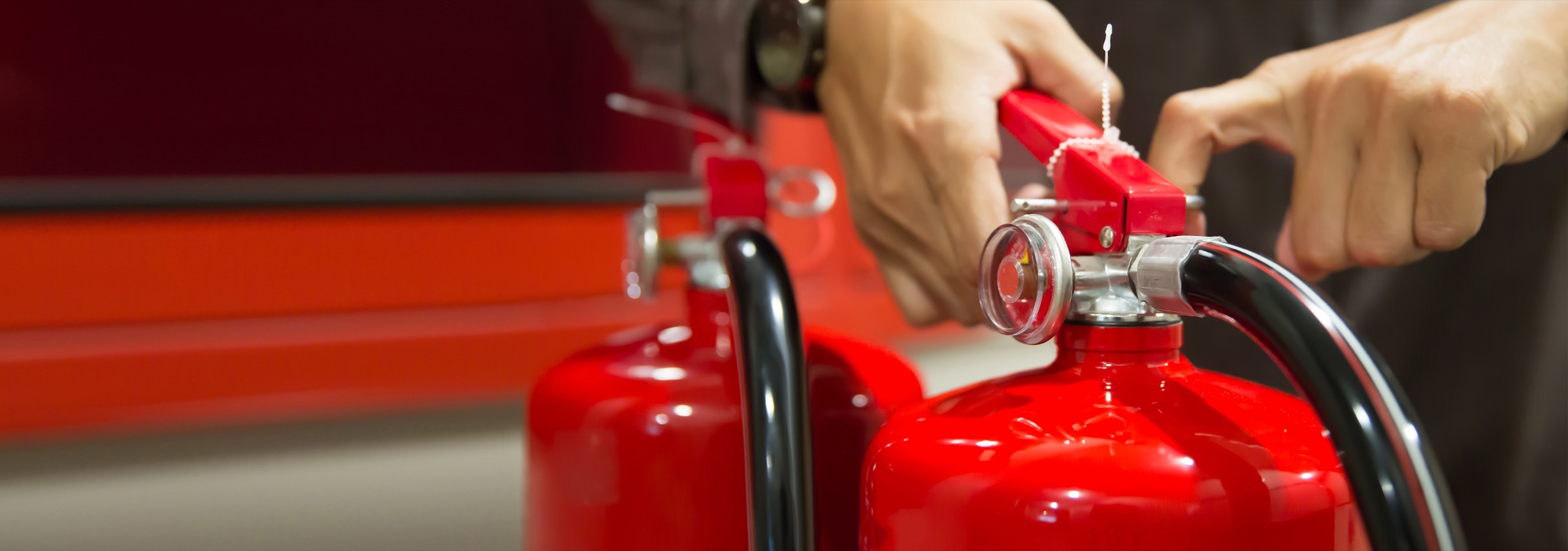 Prüfung eines Feuerlöschers durch einen Sachverständigen